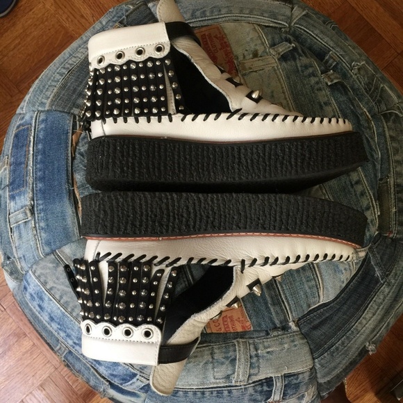 COACH Coach Roccasin Cut Out Bootie runs big 6.5 - Picture 8 of 8